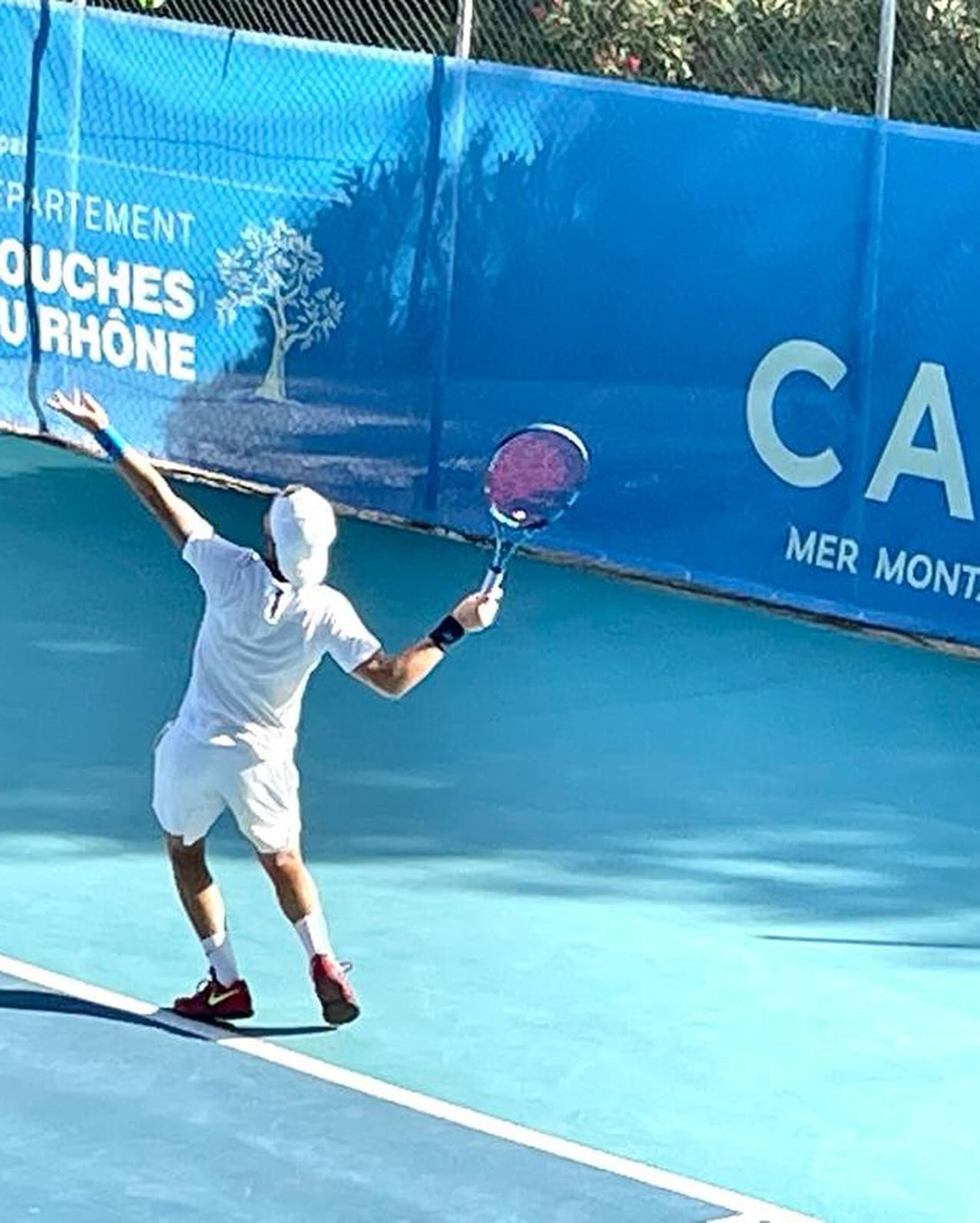 Paul Ambrosino, coach de tennis sur le court à Cassis